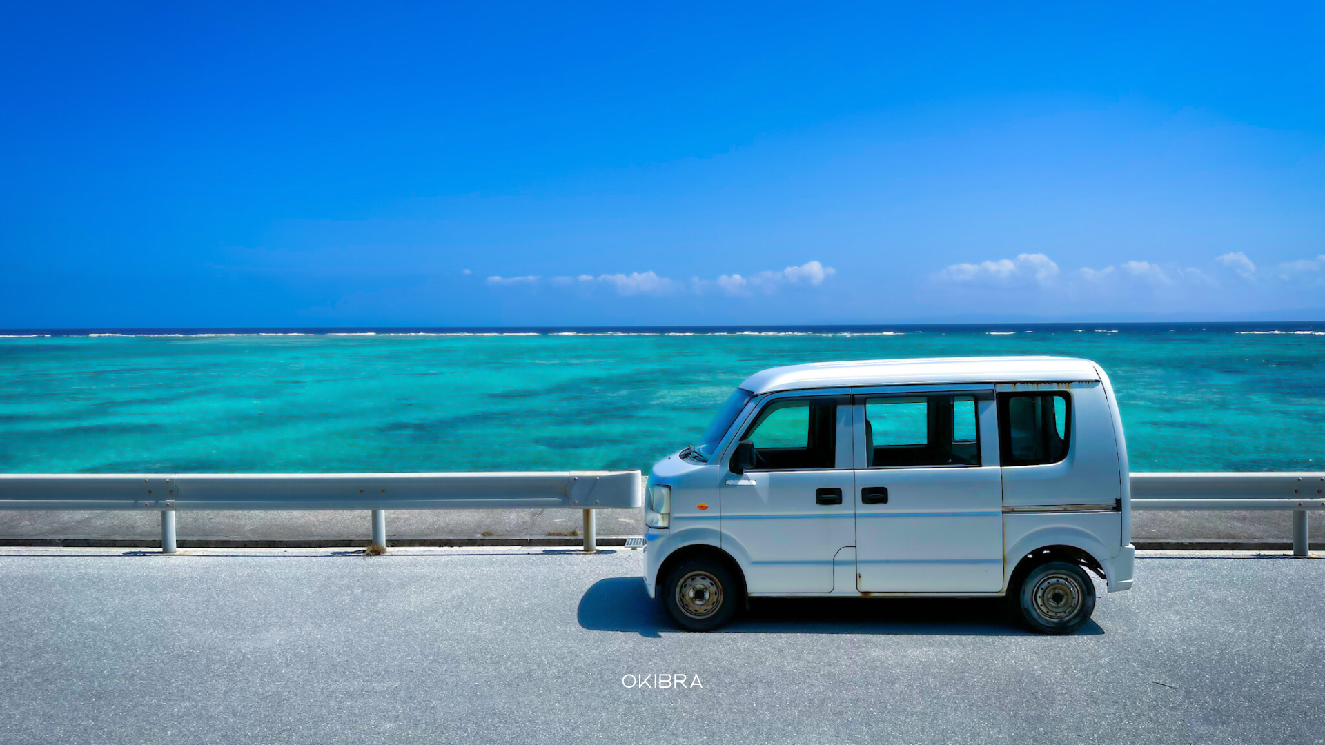 伊是名島の海と車